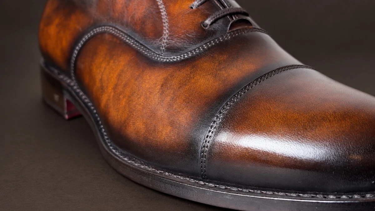 The Oxford — Nahaufnahme von Patina, Lederstruktur und Nähten